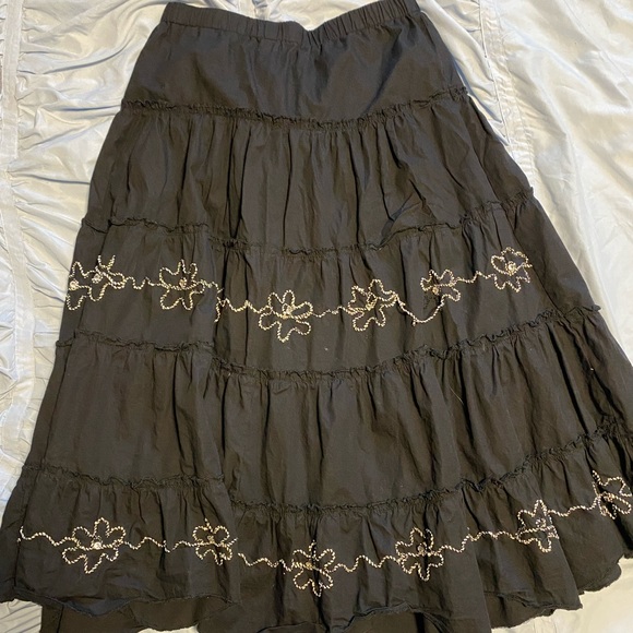 Elegant Black Floral Embroidered Skirt - Picture 1 of 5